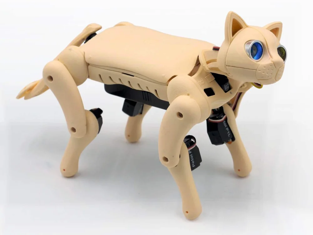 Gato robot Petoi Nybble Q de color crema de pie sobre cuatro patas